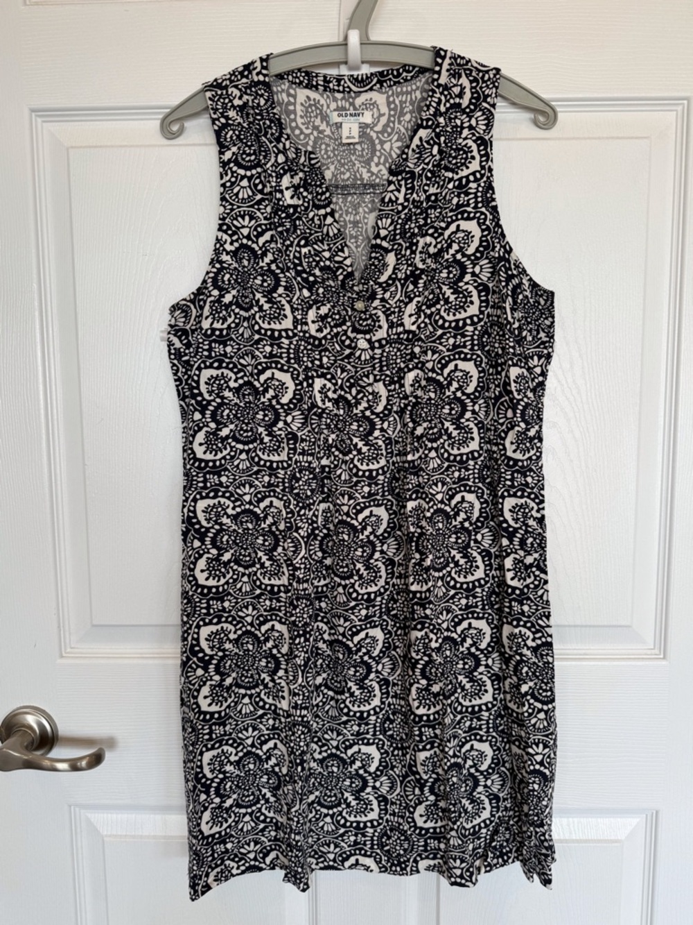 Old Navy sleeveless shift dress rayon navy blue and white Pintuck and buttons